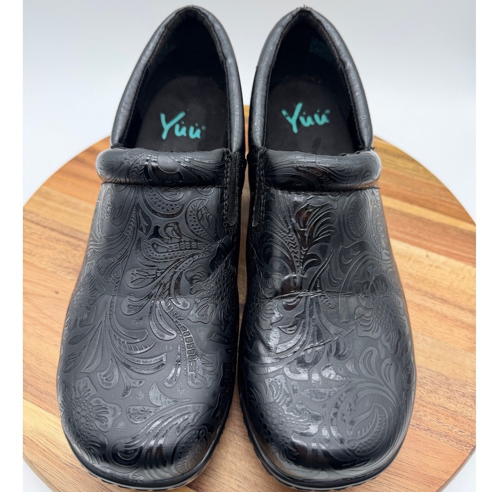 Yuu Women's Size 9 1/2M Bethanee Black Embossed Floral Paisley Clogs Shoes  0473